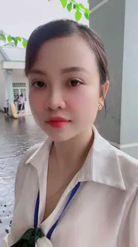 Nước thì lên, chân thì ngắn mà lại không biết bơi nữa