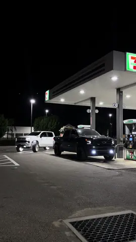My nephew knows how to roll 🙏🏻🔥 @omarr8  #duramax #blackduramax #diesel #chevy #trocasperronas     