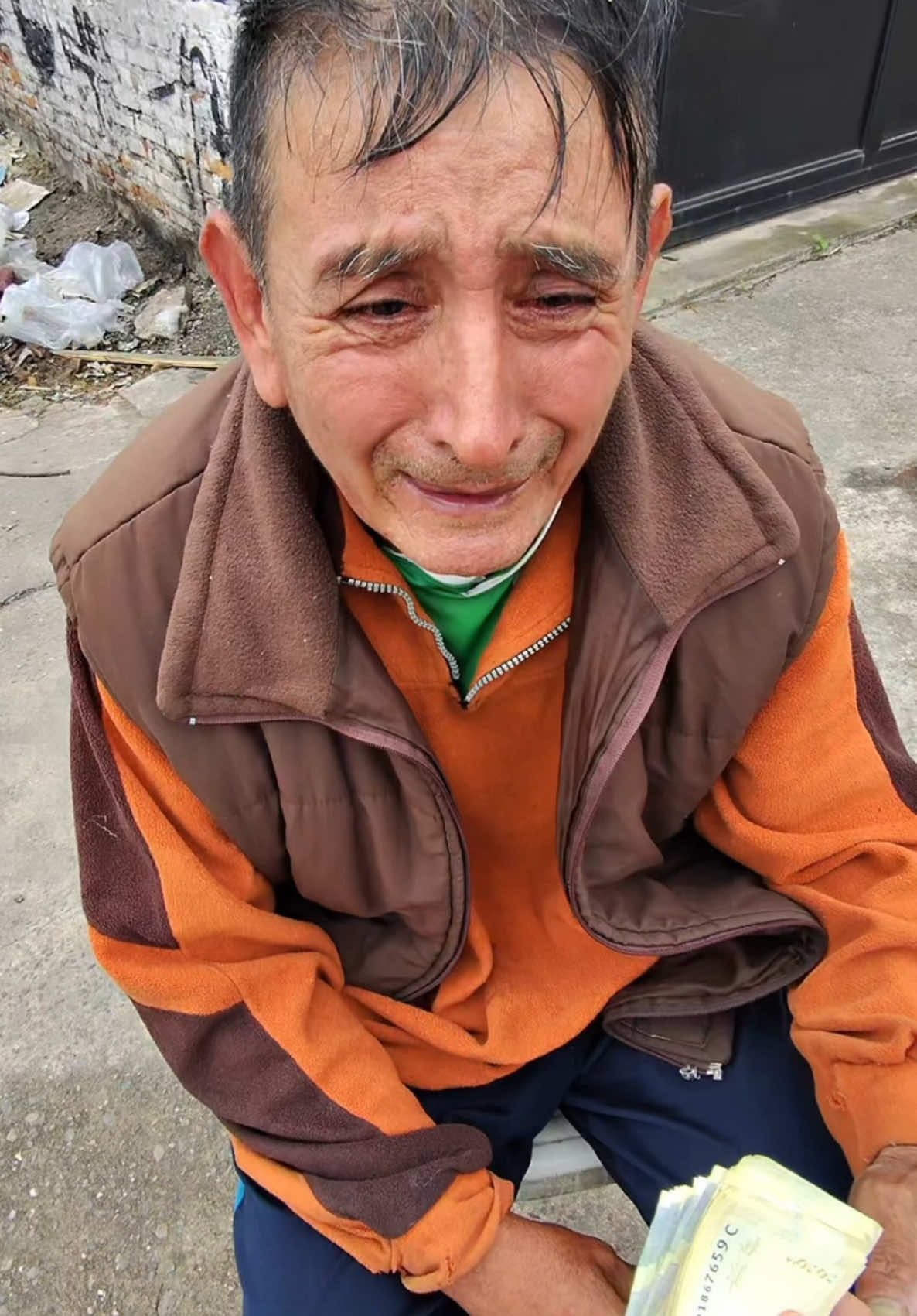 Comprando limones a un abuelito💔😭 Si te gustaría colaborar con los casos que llevamos día a día te dejo el alias de la fundación: jorge.fundacion