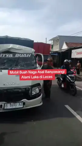 Mobil Plat Nomor A 8690AJ bermuatan buah naga asal Banyuwangi mengalami kecelakaan di kawasan Leces Probolinggo Kamis ( 30/10/25).  #leces #probolinggo 
