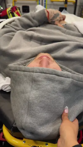 Que lindas me han estado cuidado dos días esto pasó ayer amigos pero estaba muy mal para subírselos se me empezaron a adormecer y hormiguear los brazos y los dedos de la mano y pies y perdí fuerza en los brazos por tanto el dolor que tenía en el cuello y por eso me preocupé tanto ayer gracias por todos sus mensajes de buenos deseos familia ❤️‍🩹🙏