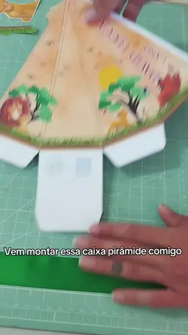 Caixa pirâmide /cone no tema O Rei Leão #PapelariaPersonalizada #decoração #personalizados #caixapiramidepersonalizada #festainfantil 