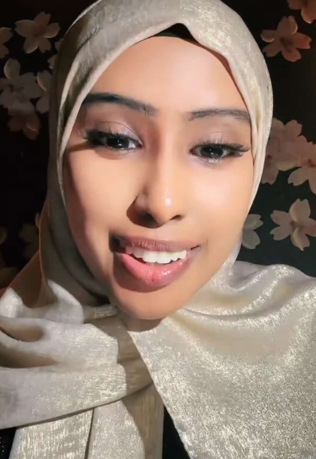 Comment below how Khadijah has helped you become a better person, inspired you, and uplifted you. Let’s show her love and uplift our sister, she’s done good for the community. Remember, even our beloved prophet Yonis (as) was so tired of his people, and he too had a moment where he gave up on spreading the word but then came back stronger. And he recited that beautiful duaa “لا إله إلا أنت، سبحانك إني كنت من الظالمين” • there is no God worthy of worship except you, I among the transgressors. No one is above short comings. 💖 