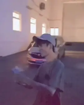 lúc đó anh cười rất tươi,vì niềm vui của anh là thấy fan của anh vẫn đứng đó đợi minh#justiceforvumonglung #于朦胧 #于朦胧yumenglong #vumonglung 