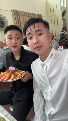 Tắm mưa đến ăn cỗ, làm 2 đĩa tôm rồi về thôi...