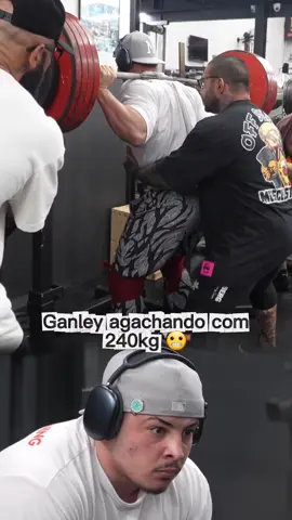 240kg no agachamento,  bbzinho se testou no Powerlifting.  #ganley #powerlifting 