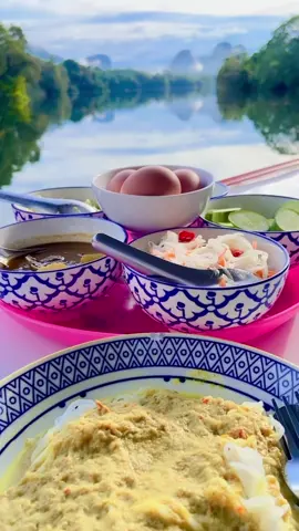 📌อาหารเช้าสไตล์ท้องถิ่น พร้อมชมวิวบึงหนองทะเลแสนสวย ภูเขารูปร่างแปลกตาและสายหมอกในยามเช้า ที่ร้านดอกจิกฮาลาลฟู๊ด  🌿🌸 ที่นี่มีบริการให้ล่องแพ ชมบรรยากาศ  จิบชากาแฟ  ถ่ายรูปบรรยากาศสวยๆ แบบธรรมชาติ โดยแพมี 3ขนาด  แล้วแต่สะดวกแบบไหน 🛶แพใหญ่นั่งได้  15  คน  แพขนาดกลางนั่งได้ 6 คน  🛶แพรเล็กนั่งได้  4  คน  นอกจากนั้นยังมี คายัค และเรือถีบให้บริการอีกด้วย #เทรนอันดับ1วันนี้ 