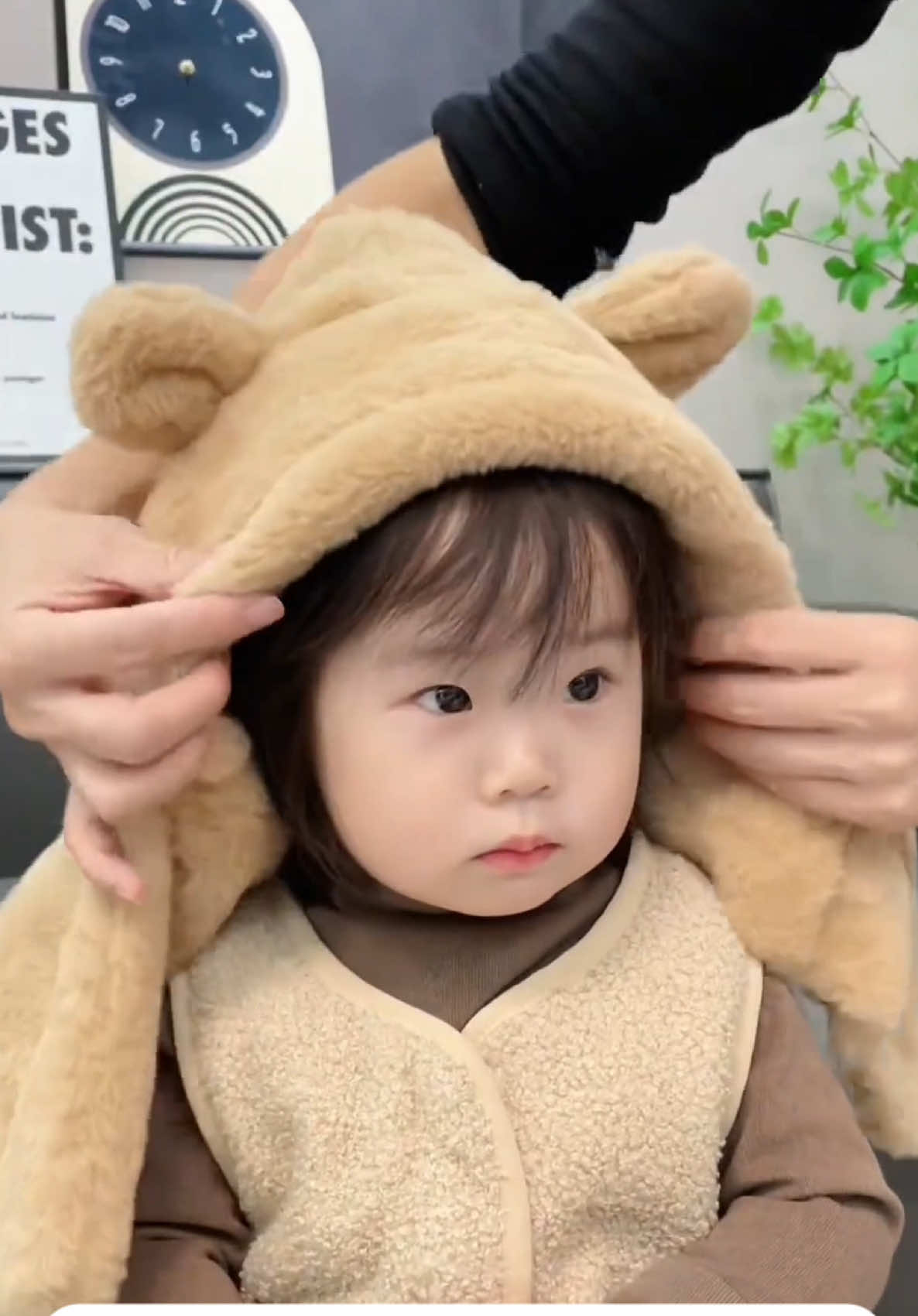 Thời tiết lạnh rùi sắm dần mũ lông ấm áp cho bé iu, chỉ bằng cốc trà sữa thui ạa 🧣🧣#mochishiwi #embe #embedangyeu #thoitrangtreem #quanaotreem 