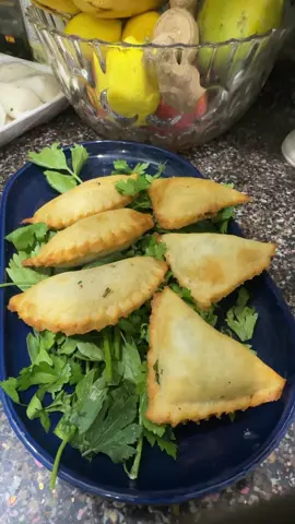 اكو ناس تكرهك مو لأن اذيتهم  تكرهك لأن عرفتهم على حقيقتهم اكو نوعية من البشر تخاف من الناس التقراهم الي شايف وجوههم الحقيقية وسط التصنع وألي ماينضحك علّي بسهولة . وجودك بحياتهم يربكهم ، لأن ماتتقبل التمثيل وماتصدك بالمظاهر وماتنخدع بالسوالف . الهالسبب يكرهوك مو لأن غلطت ، لأن انت ببساطة فاهمهم اكثر من نفسهم ووجودك بحياتهم فضيحة ماجانوا مستعدين الها .