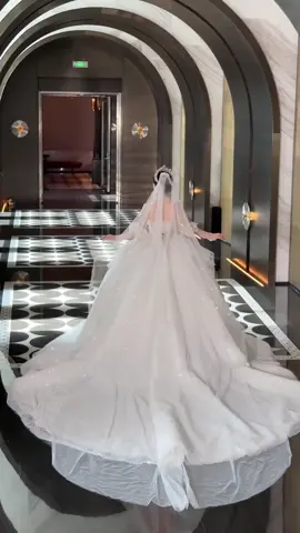 Bản quét đất mà không sợ nặng cho nàng đi bồng bềnh tự như mây #váythiếtkế #váycưới #đámcướimiềntây #váy_đi_bàn_cô_dâu #váyxinhchonữ 