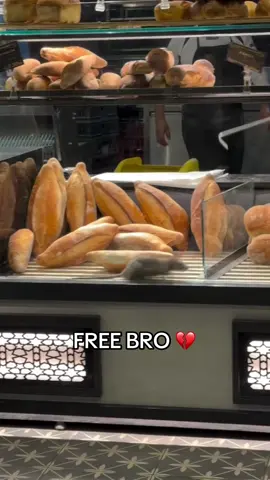 Lil man was just hungry 🫠 #rat #bakery #ratatouille #bread (via @TARZY) 