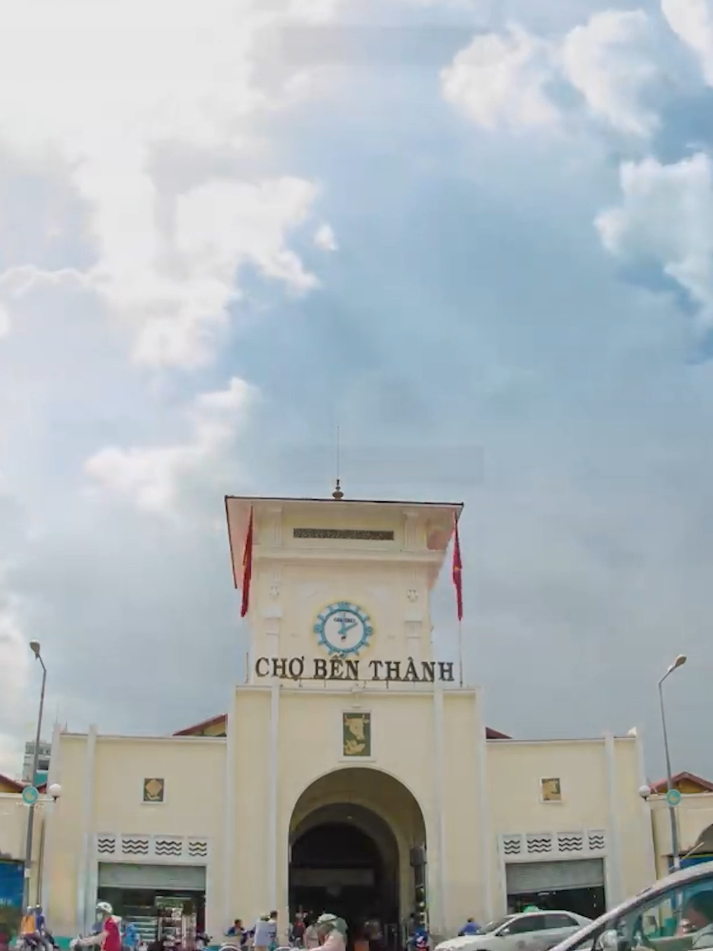 FOOD TOUR CHỢ BẾN THÀNH 🍜 📍 Chợ Bến Thành – Điểm hẹn của vị ngon và niềm vui. Chợ Bến Thành mỗi gian hàng là một hương vị, mỗi nụ cười là một câu chuyện. Từ sáng sớm đến đêm muộn, ở đây luôn rộn ràng tiếng nói cười, khói bay nghi ngút từ những quầy bánh xèo vàng giòn, tô phở thơm phức hay bún mắm đậm đà hương vị miền Nam. 🥤 Rồi bạn sẽ bắt gặp những ly chè nhiều tầng màu sắc, ly nước mía tươi rói vừa rót ra, ánh sáng vàng rực phản chiếu lên từng viên đá mát lạnh. Tất cả khiến hành trình ẩm thực trở của mỗi du khách trở nên khó quên. Đến Chợ Bến Thành ẩm thực không chỉ là món ăn mà là sự kết nối giữa con người, hương vị và ký ức của Thành phố. #DulịchThànhphốHồChíMinh #VibrantHoChiMinhCity