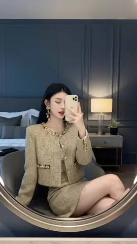 Áo khoác dạ màu nâu tây viền vàng lấp lánh #aokhoacda #aokhoacdatweet #aokhoacnu #aodangan #aodaxinh 