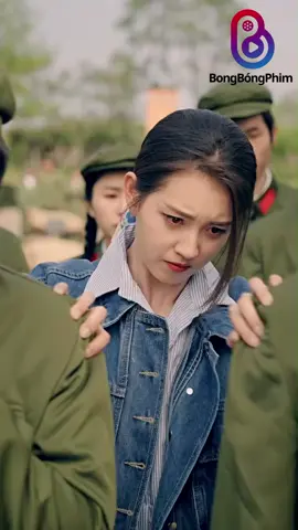 🎬 𝗤𝘂𝗮𝘆 𝗟𝗮̣𝗶 𝗧𝗵𝗮̣̂𝗽 𝗡𝗶𝗲̂𝗻 𝟴𝟬, 𝗖𝘂̀𝗻𝗴 𝗡𝗵𝗮𝘂 Đ𝗮̂̀𝘂 𝗕𝗮̣𝗰 - 𝗧𝗮̣̂𝗽 𝟰 💔 Cuộc đoàn tụ trong nước mắt — nghe tin chồng qua đời, cô như hóa điên, lao đến bờ sông tìm kiếm trong tuyệt vọng. 😭 Cô tự hỏi: đã trùng sinh, đã cố thay đổi mọi thứ, cớ sao vẫn không thể giữ được người mình yêu? ⚡ Khi nỗi đau dâng đến tột cùng, trong cơn giằng co với em gái… anh bất ngờ trở về! 🌈 Nước mắt hóa nụ cười, hai người ôm chầm lấy nhau. Giây phút nhìn thấy anh, mọi tuyệt vọng tan biến, mở ra một hy vọng mới cho cả hai. 💋 #BongBongPhim #QuayLaiThapNien80 #phimhaymoingay #trungsinh#reviewphim #Tap4 #phimtinhcam #phimhot #phimdrama#ReviewPhim #phimngontinh #PhimLangMan #phimhay2025 #phimngontinhtrungquoc #phimtrending #phimmoi#phimtruyencamhung