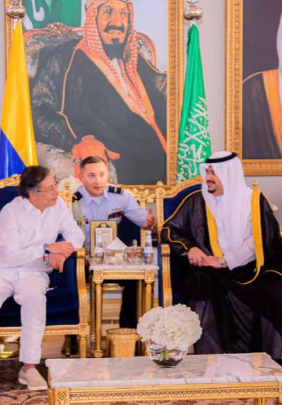 Me reuní con el príncipe heredero de Arabia Saudita, Mohamed bin Salman. Buscamos fortalecer sectores como el café, el cacao, impulsar inversiones alrededor de las energías limpias, Inteligencia Artificial y promover la apertura de rutas aéreas directas entre ambos países.  #arabiasaudita #binsalman #petro #petropresidente #Colombia 