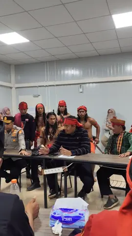 Aktivis pemerhati budaya sekaligus Founder Mekongga Krieger, Muliono, S.H., menegaskan bahwa perusahaan yang beroperasi di wilayah Kabupaten Kolaka wajib memberikan ruang kerja dan pemberdayaan nyata bagi masyarakat adat. Dalam pernyataannya, Muliono menyoroti pentingnya keterlibatan masyarakat adat bukan hanya sebagai penerima dampak, tetapi sebagai bagian dari proses kerja dan pembangunan di wilayah pertambangan. Ia menilai bahwa pengakuan hak masyarakat adat mencakup akses terhadap lapangan pekerjaan, pelatihan, serta peningkatan kapasitas yang berkelanjutan. “Ini bukan hanya soal tanggung jawab sosial perusahaan, tapi juga komitmen moral dan hukum yang diatur oleh negara serta diakui secara internasional melalui prinsip Free, Prior and Informed Consent (FPIC) oleh PBB,” tegas Muliono. Ia menambahkan, perusahaan harus melihat masyarakat adat sebagai mitra sejajar dalam pembangunan, bukan sekadar simbol budaya. Pemberdayaan tenaga kerja lokal adalah kunci menciptakan keseimbangan antara kemajuan industri dan keberlanjutan nilai-nilai adat di tanah Mekongga. #MekonggaKrieger #MulionoSH #MasyarakatAdat #TolakiMekongga #Kolaka 