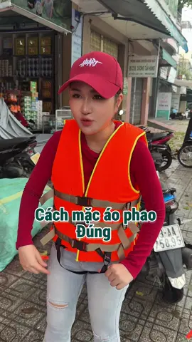 Cách mặc áo phao cho bà con vùng lũ, Uyên vừa tham khảo #uyenlee #lulutmientrung 