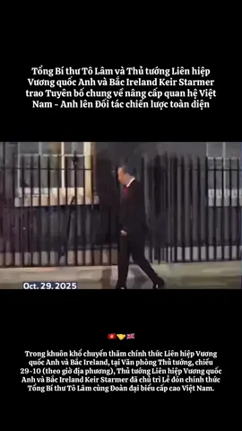 Tổng Bí thư Tô Lâm và Thủ tướng Liên hiệp Vương quốc Anh và Bắc Ireland Keir Starmer trao Tuyên bố chung về nâng cấp quan hệ Việt Nam - Anh lên Đối tác chiến lược toàn diện.