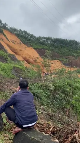 Sạt lở đất ở thôn 8 xã Trà Tân ( Cũ ) sáng 30/10/2025. Bà con chú ý cẩn thận khi di chuyển nha #mualumientrung #Mualu #danang #quangnam #xh 