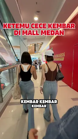 gaya sih kembar yaa tapi rupanya 1 udah jadi mamak-mamak 😝