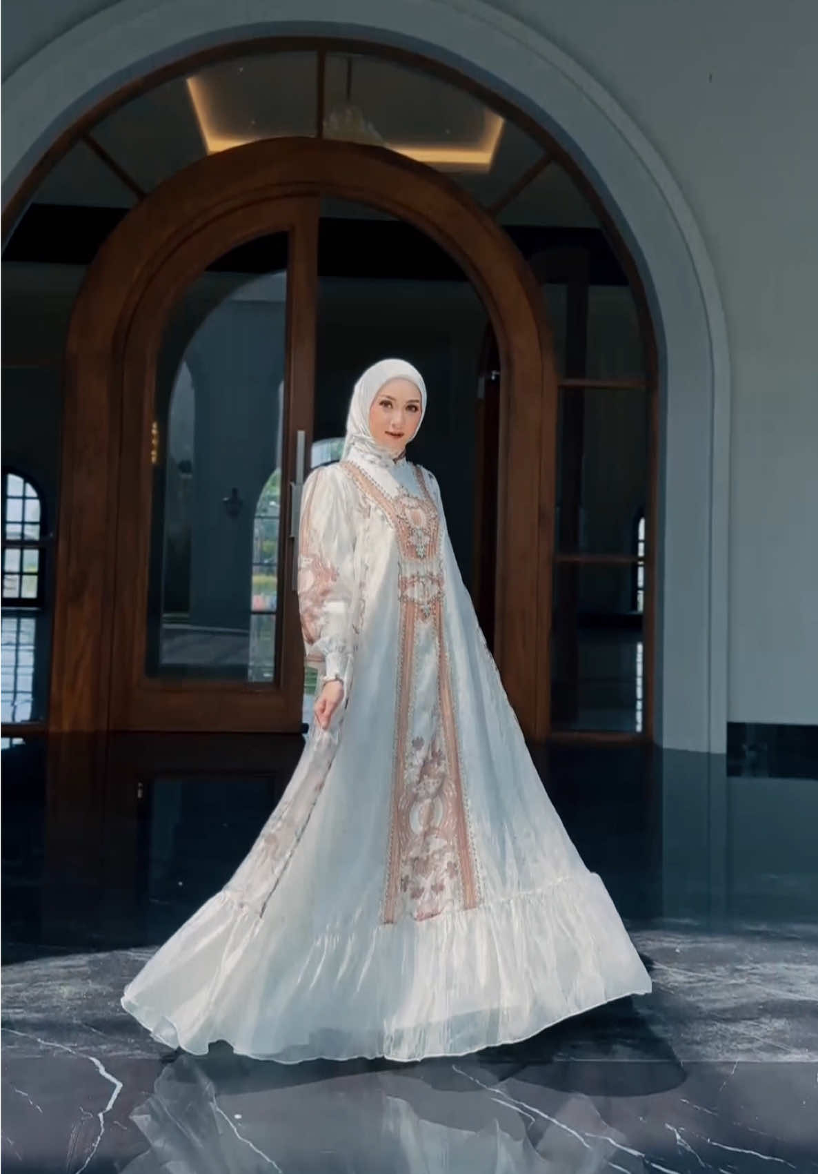 Lagu sama dress-nya nyatu banget… vibes-nya kaya lagi jadi pemeran utama film India. #promoguncang1010 #gamislebaran #gamismewah #gamislebaran 