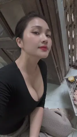 Tôi mỗi khi trời có biến trở lạnh. Là lại nướng ăn 1mình . Tôi kỹ tính nên là rất thích tự nướng ăn ở nhà ra ngoài hàng sợ nhất là thịt nướng ko biết họ ướp thịt của khỉ gì cho ăn