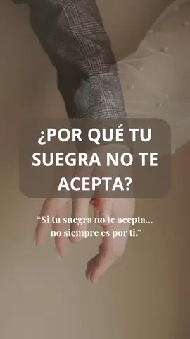 Cuando una suegra no acepta a la pareja de su hijo, no siempre se trata de la nuera… sino de una historia inconsciente que viene de mucho antes. Desde la mirada de las constelaciones familiares, muchas madres ven en su hijo al hombre que las abandonó, las traicionó o murió demasiado pronto. Y cuando aparece la pareja, el alma de esa madre revive el dolor y la pérdida. No está rechazándote a ti, está repitiendo una herida. Si tu pareja no ha tomado a su padre, tampoco tiene la fuerza para sostener su masculinidad, ni para ponerse frente a ti como un hombre completo. Permanece en la energía del hijo, dividido entre el amor hacia su madre y el amor hacia ti. Y sin darse cuenta, ambos terminan atrapados en un triángulo que no les pertenece. Cuando nos unimos a alguien, también entramos en el campo de su familia. Por eso, las dinámicas que no comprendemos a veces no son nuestras, sino historias que el sistema vuelve a mostrar para que encuentren orden. No necesitas que tu suegra te acepte. Solo necesitas que tu pareja te mire, te elija y te tome como su igual, desde su lugar de hijo y de hombre. Ahí es donde el amor se ordena y el vínculo puede fluir.  Cuéntame si alguna vez te sentiste rechazada por la familia de tu pareja o si has vivido algo parecido. #constelacionesfamiliares #sistemafamiliar #sanacionemocional #familyconstellations  #terapiasistemica 