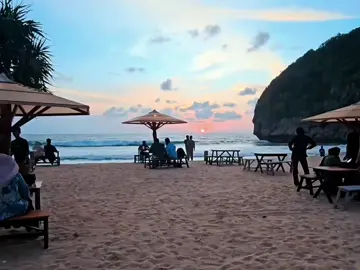 ☀️Golden hour - Dé Royal Café 🏖 Sunset Vibe | Clean | Serenity  Delicious Fish & Crab 🐠🦀🦐🦑 #wisatakuliner #wisataaceh #lampuukbeach #deroyalcafe #fypシ 