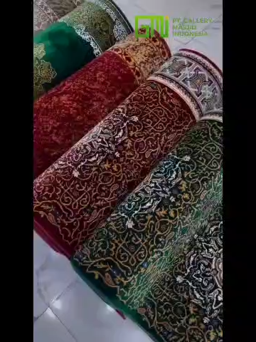 🕌 Tingkatkan Kemegahan Masjidmu dengan Karpet Turkistan – Kualitas Premium, Desain Elegan, dan Nyaman di Setiap Sujud! Bayangin masjid kamu tampil lebih megah, jamaah datang dan langsung kagum dengan suasana yang adem, bersih, dan elegan 😍 Semua itu bisa kamu wujudkan dengan Karpet Turkistan, karpet masjid bergaya Turki klasik modern yang lagi jadi pilihan favorit takmir di seluruh Indonesia! Dibuat dari bahan heatset import berkualitas tinggi, karpet ini punya tekstur lembut, tebal, dan halus banget di kaki. Motif khas Timur Tengah-nya bikin suasana masjid terasa lebih damai dan menenangkan. Warna elegan, garis shaf presisi, dan daya tahan luar biasa — cocok untuk masjid besar maupun mushola modern. ✨ Tidak hanya indah, tapi juga tahan lama dan mudah dirawat! Dan kabar baiknya, kamu bisa mendapatkan karpet ini langsung dari PT. Gallery Masjid Indonesia, lengkap dengan layanan survei, pengukuran, hingga pemasangan profesional. 💚 Biar masjidmu makin berwibawa dan jamaah makin betah dengan Karpet Turkistan — kemewahan yang diciptakan untuk rumah Allah. #KarpetTurkistan #KarpetMasjidTurki #GalleryMasjidIndonesia #KarpetMasjidPremium #KarpetMasjidMewah #DistributorKarpetMasjid