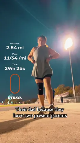 Quick track day after a long day at work 🥱 #momswhorun #stravarun #newbalance 