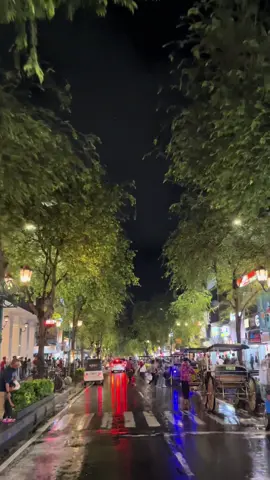 Malioboro after rain gak pernah gagal. #malioboro #malioboroatnight #malioboroafterrain #malioborojogja #jogja 