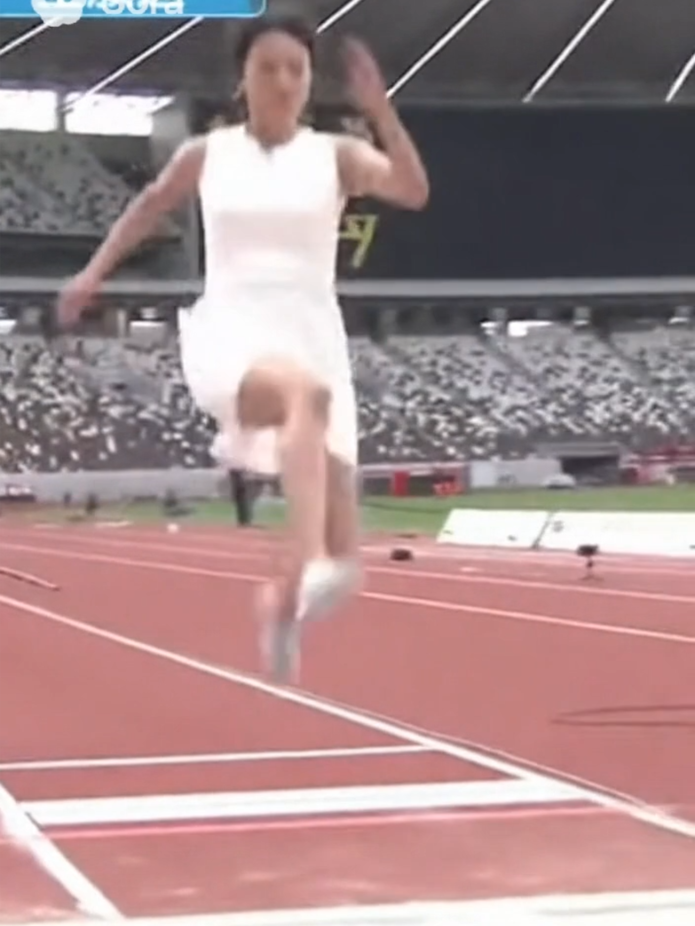 生放送中に全力ジャンプ！女子アナの結末が予想外すぎた…🤣 #女子アナ #放送ハプニング #走り幅跳びチャレンジ #爆笑シーン #生放送