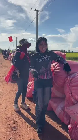 30 ต.ค. ชาวนาเขมรอัดคลิปบ่นถึง - ข้าวราคาถูกไม่พอ แล้วขายยากมาก #เขมร 