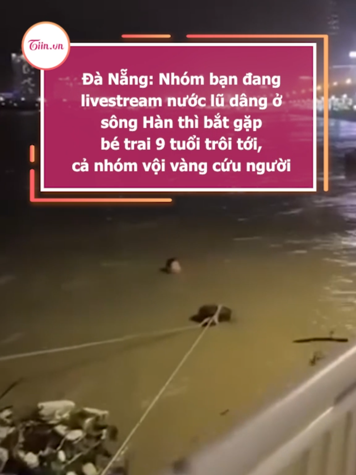 Đà Nẵng: Nhóm bạn đang livestream nước lũ dâng ở sông Hàn thì bắt gặp bé trai 9 tuổi trôi tới, cả nhóm vội vàng cứu người #tiinnews #danang