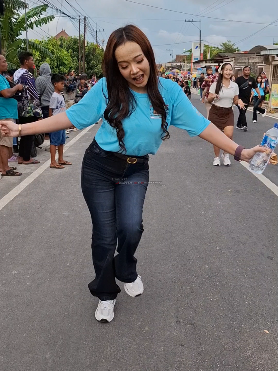 Maju dikit kak alesha Tiktok : Jejak Si Gendut Official Youtube : Jejak Si Gendut Official Fb : Viki Irvan Yulistiawan  Jangan lupa di POSTING ULANG  ya kak biar FYP dan kalian biasa terkenal heheheh.. Terima kasih.. #dancerkarnaval #karnavaltulungagung #soundtulungagung #jejaksigendutofficial #maskotkarnaval 