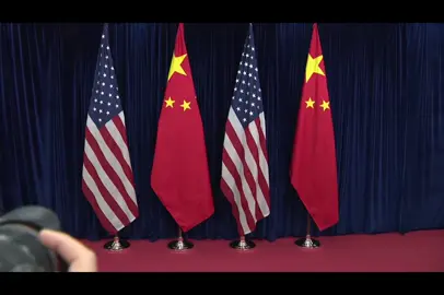 🔥ÔNG TRUMP BẮT TAY ÔNG TẬP SAU 6 NĂM – THẾ GIỚI NÍN THỞ🔥 Sau 6 năm kể từ cuộc gặp cuối tại G20 Osaka năm 2019, Tổng thống Mỹ Donald Trump và Chủ tịch Trung Quốc Tập Cận Bình chính thức tái ngộ tại sân bay quốc tế Gimhae, thành phố Busan, Hàn Quốc vào sáng 30/10. Cuộc gặp diễn ra trong bối cảnh căng thẳng thương mại và địa chính trị giữa hai siêu cường đang leo thang, khiến giới quan sát toàn cầu đặc biệt chú ý. Ngay khi gặp mặt, ông Trump mô tả ông Tập là “nhà đàm phán cứng rắn” và “lãnh đạo vĩ đại của quốc gia vĩ đại”, thể hiện thái độ thân thiện khác thường so với những phát ngôn gay gắt trước đó về thuế và thương mại. Ông Tập đáp lại bằng lời chào ấm áp, khẳng định “rất vui khi được gặp lại” và đánh giá cao “đóng góp to lớn của ông Trump” trong việc thúc đẩy hòa bình tại Gaza cũng như ổn định khu vực Đông Nam Á. Trong phát biểu mở đầu, Chủ tịch Trung Quốc thừa nhận giữa hai nước “thi thoảng xích mích cũng là lẽ tự nhiên” nhưng nhấn mạnh Bắc Kinh sẵn sàng “hợp tác để đạt được nhiều thành tựu thiết thực vì lợi ích của cả hai quốc gia và toàn thế giới”. Ông Tập còn cho rằng Trung Quốc và Mỹ “nên là bạn bè, đối tác, cùng chèo lái con tàu quan hệ song phương đi đúng hướng”. Về phía mình, ông Trump gọi ông Tập là “người bạn từ lâu lắm rồi” và bày tỏ tin tưởng cuộc gặp sẽ “rất thành công”. Ông cho biết hai bên “đã đạt được nhiều thỏa thuận và sẽ đạt thêm nữa”, song không tiết lộ chi tiết. Cuộc họp dự kiến kéo dài 3–4 giờ, song chưa rõ có họp báo chung hay không. Cuộc gặp lần này được xem là nỗ lực giảm nhiệt căng thẳng giữa hai nền kinh tế lớn nhất thế giới, sau khi ông Trump áp thuế 100% với hàng hóa Trung Quốc, còn Bắc Kinh đáp trả bằng kiểm soát xuất khẩu đất hiếm và công nghệ cao. Trước khi đến Hàn Quốc, ông Trump hé lộ khả năng giảm một phần thuế nhập khẩu nếu Trung Quốc giúp Mỹ kiềm chế vấn nạn fentanyl. Theo Bộ Ngoại giao Trung Quốc, hai lãnh đạo sẽ trao đổi sâu rộng về “các vấn đề quan trọng”, hướng tới kết quả “tích cực và bền vững” cho quan hệ song phương. Giới phân tích cho rằng cuộc gặp tại Busan có thể là bước ngoặt mở đường cho giai đoạn mới trong quan hệ Mỹ - Trung, khi cả hai đều cần sự ổn định để đối phó các thách thức trong và ngoài nước. Nguồn: AFP, Reuters, NBC News #VietNamFocus #TrumpTapGapLai #MyTrungHoiNgo #BusanMeeting #ChinhTriTheGioi 