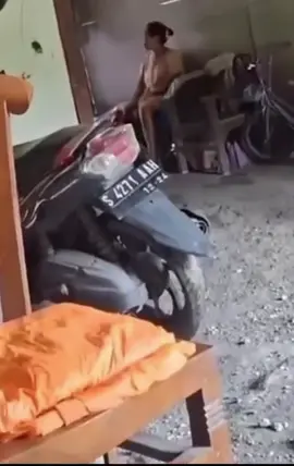 Seorang ibu ibi tiba tiba kesurupan saat hendak ditagih hutang