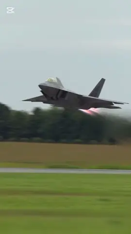 F-22 Raptor🦅🇺🇸 เป็นเครื่องบินขับไล่ล่องหนความเร็วเหนือเสียงแบบสองเครื่องยนต์ ขับเคลื่อนด้วยไอพ่นสำหรับทุกสภาพอากาศของ สหรัฐฯ เครื่องบินรุ่นนี้ เป็นผลงานจาก โครงการ เครื่องบินขับไล่ยุทธวิธีขั้นสูง( ATF ) ของกองทัพอากาศสหรัฐฯ ได้รับการออกแบบให้เป็น เครื่องบินขับไล่ที่เหนือกว่าทางอากาศแต่ยังรวมเอา ความสามารถ ในการโจมตีภาคพื้นดินสงครามอิเล็กทรอนิกส์และข่าวกรองสัญญาณ ไว้ด้วย ล็อกฮีด มาร์ตินผู้รับเหมาหลัก ได้สร้างโครงเครื่องบินและระบบอาวุธของเอฟ-22 ส่วนใหญ่ และดำเนินการประกอบขั้นสุดท้าย ขณะที่ โบอิ้งซึ่งเป็นพันธมิตรของโครงการจัดหาปีก ลำตัวเครื่องบินด้านท้ายระบบบูร ณาการ ระบบอิเล็กทรอนิกส์การบินและระบบฝึกอบรม#กองทัพอากาศ #เครื่องบินรบ #f22 