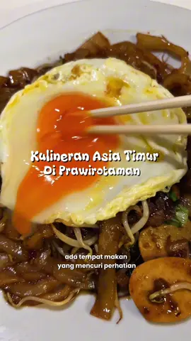 Jogja gak Malioboro aja bisa Kulineran di jalan Prawirotaman juga makanannya enak enak.  Nginepnya juga di RedDoorz Omah Kayu biar makin hemat pakai code promo YUKNGINEP  #RedDoorz #RedTravelers #BukaSemuaPintu #kulinerjogja #travelingjogja 