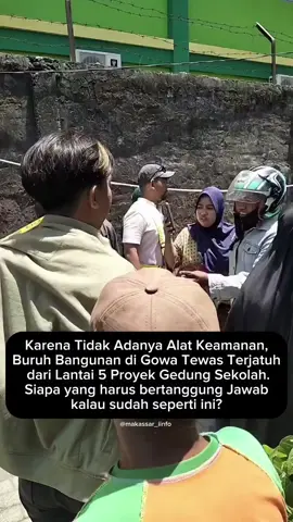 Seorang buruh bangunan berinisial DM (20) meninggal usai terpeleset dan jatuh dari lantai lima gedung sekolah yang tengah dikerjakan di Jalan Pallantikang 1, Kelurahan Tombolo, Kecamatan Somba Opu, Kabupaten Gowa, Selasa 28 Oktober 2025 siang. Kejadian itu terjadi saat DM sedang mencuci badan setelah menyelesaikan pekerjaan pelesteran pada bagian tandon air bangunan. Cuaca siang itu cerah, dan para pekerja lain sudah bersiap untuk beristirahat. Pengawas proyek, Taufik mengatakan, korban saat itu sedang bekerja seperti biasa di lantai empat karena cuaca sedang cerah dan mendukung proses pengerjaan. Para pekerja sudah hendak istirahat. “Dia kan lagi kerja, ini kan cocok cuaca lagi bagus. Jadi dia bikin pelesteran untuk tandon. Saat itu sebenarnya posisinya aman. Jadi saya tukangnya sudah mau istirahat, dia di belakangan (turun),” ucapnya. Namun sebelum turun, DM sempat berkata ingin mencuci badan. Tak lama berselang, suara keras terdengar dari bawah bangunan. “Dia bilang nanti saya mau cuci-cuci dulu. Jadi dia sendiri ndak ada yang liat. Posisi istirahat. Nanti pas ada bunyi jatuh semua pekerja lari. Lagi sudah posisi bersih-bersih biasa tukang. Terpeleset, kayanya terpeleset,” bebernya. Artikel: @heraldsulselbar #fyppppppppppppppppppppppp  #viraltiktok  #fyp 