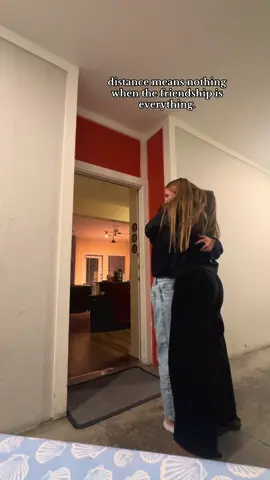 genuinely still in shock. the best surprise. i missed you more than you know Lex. i love you 5ever❣️@alexa #longdistancefriendship #college #surprise #bestfriend #fyp 