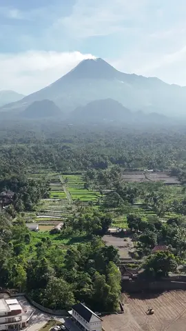 At SMA Kemala Taruna Bhayangkara, we believe that education is more than just learning — it’s about shaping character, nurturing values, and inspiring global-minded leaders. Through our commitment to academic excellence and anticipation to offer the International Baccalaureate (IB) Diploma Programme, we prepare students to be confident, compassionate, and ready to be future leaders of the world. Take a look of what can possibly be your future with us. We proudly announce that student admission and selection process for Academic Year 2026–2027 is officially open! Be part of a community that learns with purpose and leads with integrity. ✨ Join us at SMA Kemala Taruna Bhayangkara — where future leaders begin their journey. #kemalatarunabhayangkara #akademikaderbangsa #spmb2627 #leadersrise 