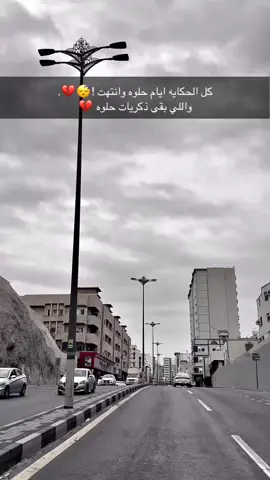 راحت العتيبية وراحت سنين الطيب، والغيم يبكي على سوقٍ مضى واغترب… كانت حكاياتنا بين الدروب العجيب، واليوم ما عاد غير الذكرى والحُطَب 💔😴