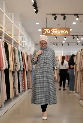 👗 Balena Midi Dress Citra – Gaya Simple tapi Anggun! Tampil effortless dengan midi dress motif kotak yang lagi hits! Terbuat dari bahan premium katun triset yang adem, menyerap keringat, dan nyaman dipakai seharian. Desain kancing full aktif, lengan manset berkerah, serta ada saku kanan kiri yang fungsional. Cocok untuk kegiatan sehari-hari, hangout, atau acara santai. 📏 One Size Lingkar dada: 115 cm Panjang baju: 120 cm 🩶 Tersedia beberapa warna  yang bikin tampilanmu makin chic dan kekinian!#MidiDress#Dresskotak#balenadress #gamiskotak#fashioncewek wek