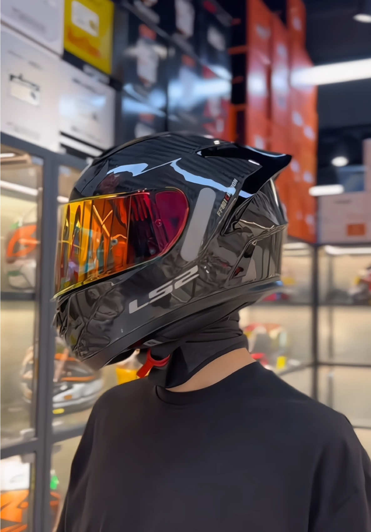 Mũ bảo hiểm Fullface 2 kính, thiết kế lỗ thoáng khí, có khe gắn tai nghe, có thể đeo thêm kính bên trong, kính râm bên trong với nút gạt tiện lợi #mubaohiemfullface #mubaohiemthoitrang #mubaohiemchinhhang 