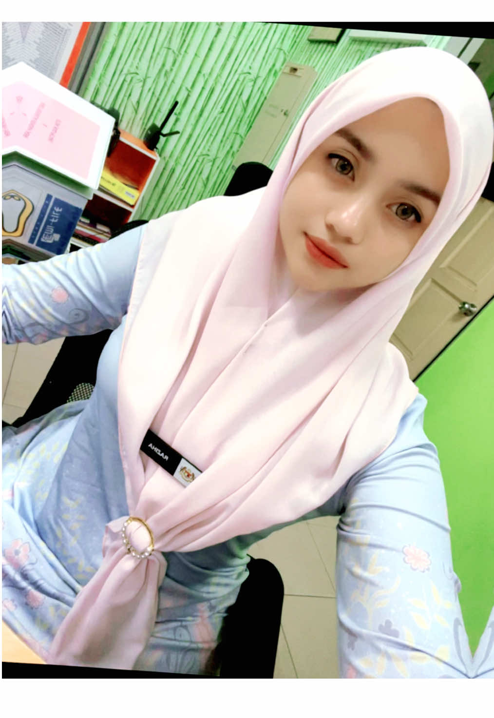 Berbaju batik arini. Yg penting filter kena on 🤫