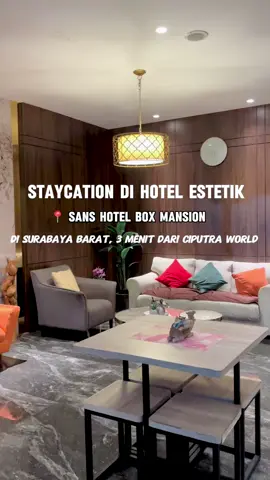 Di Surabaya ternyata ada hotel yang nyaman dengan harga 200ribuan loh, dekat dengan mall Ciputra World dan KBS loh!  Ini dia SANS Hotels box mansion Surabaya - dari lobi aja udah estetik, definisi cozy place deh! Biar lebih hemat pas staycation jangan lupa booking via aplikasi RedDoorz dan pakai kode promo 