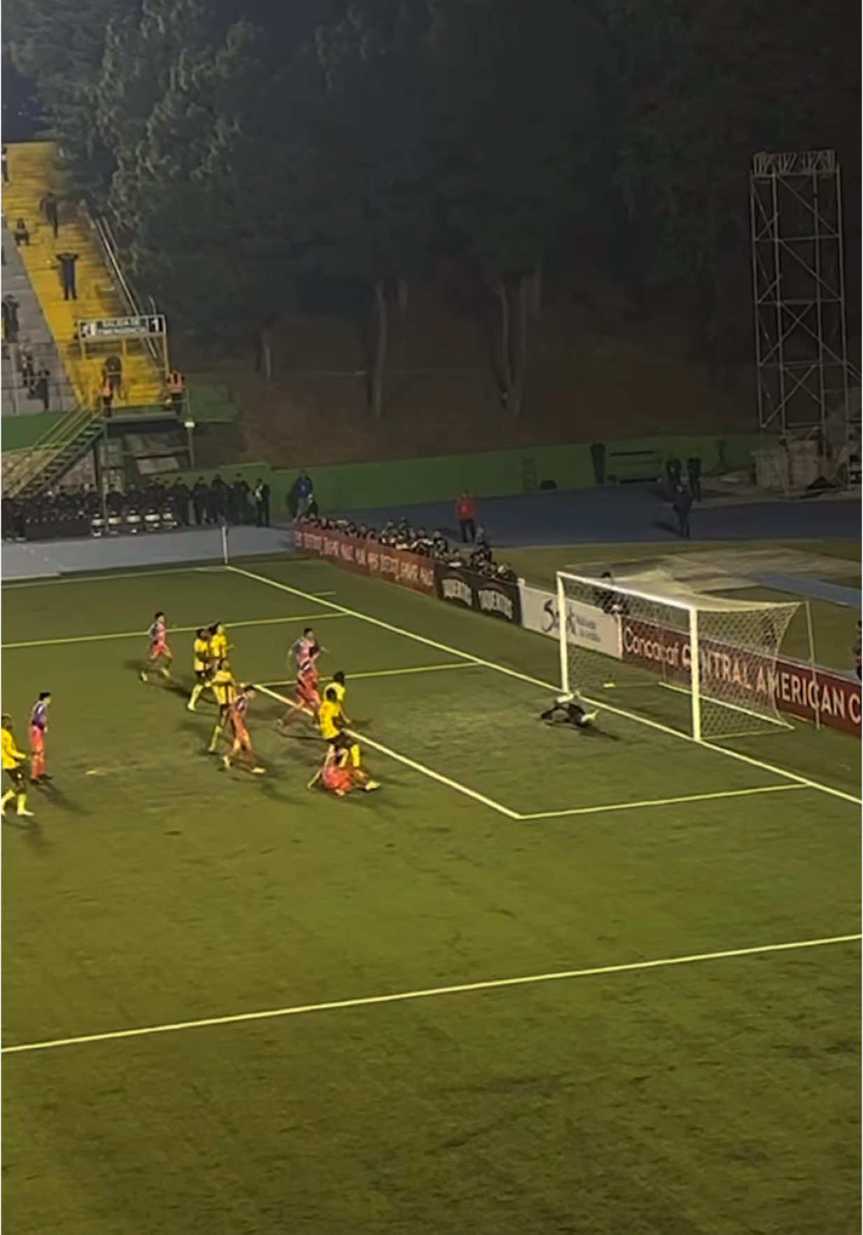 ¡QUE LOCURA! 🥵 En el último SEGUNDO del encuentro, Xelajú MC lo empató y lo mandó al alargue 😮‍💨  #ligaguatebanrural #ligaguatemala #liganacionaldeguatemala #futbolguatemalteco #futbolguatemalteco🇬🇹 #futbolguatemala #seleccionguatemalteca #seleccionguatemala🇬🇹⚽️ #selecciondeguatemala #copaoro #concacaf #nicholashagen #chapinesenusa #chapines502🇬🇹 #chapines502 #chapinesenusa🇬🇹💙🇺🇸 