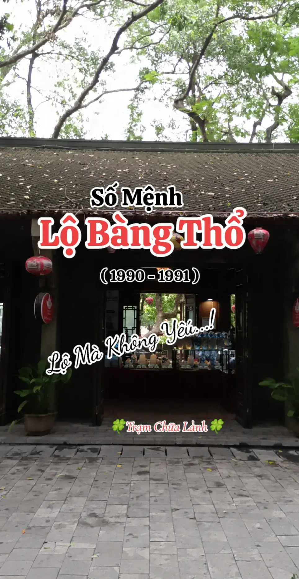 Trong lục thập hoa giáp, có một loại Thổ ko ở núi non, cũng chẳng thuộc ruộng đồng. Đất này ko ồn ào, cũng ko phải đất của vua. Nó nằm lộ liễu ven đường, nơi bước chân người đời đi qua, gọi là Lộ Bàng Thổ  Mệnh Lộ Bàng Thổ chỉ nằm yên mà hứng nắng, hứng mưa, hứng bụi trần. Đó là mệnh của sự chịu đựng - chịu thiệt, chịu người, và chịu đời. Nhưng chỉ khi người ta đi lạc, rã rời, họ mới hiểu rằng có một mảnh đất để đứng, để nghỉ, để đặt hành trang xuống – mới thấy Lộ Bàng Thổ quan trọng thế nào. VÌ SAO MỆNH NÀY ÍT BÌNH YÊN ? Căn nguyên của mệnh này là :  Cho nhiều Giúp nhiều Hy sinh nhiều Nhưng nhận lại luôn ít Lòng tốt luôn bị xem thường Tấm chân thành thường bị lầm tưởng. Những tháng ngày họ ko cam tâm trong uất ức, nghĩ mình đã nỗ lực đủ, đã trao đủ, vậy mà nhận lại cái gì cũng thiếu, chẳng trọn vẹn. Đây là loại Thổ dễ bị tổn thương nhất, nhưng càng tổn thương, họ lại càng trầm tĩnh. Họ trải đời rồi mới hiểu: 