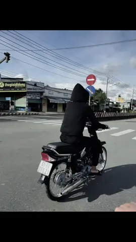 tao thích nghe cuộc đời tao qua miệng của người khác, vì nó có nhiều điều hay mà tao còn không biết